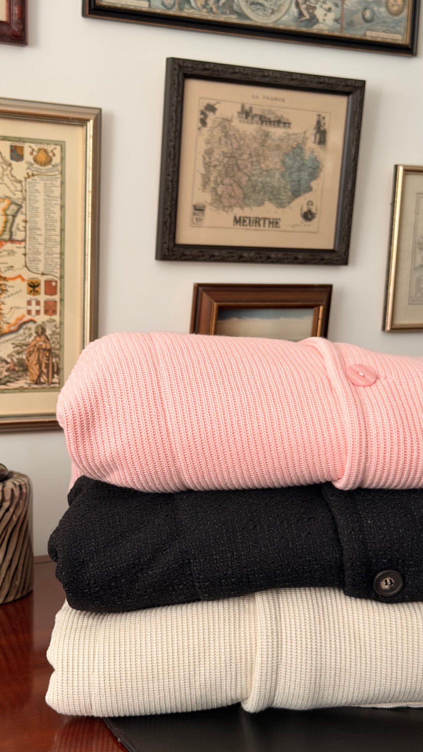 Close-up of the pink chair blanket's soft sherpa knit and cozy fleece lining