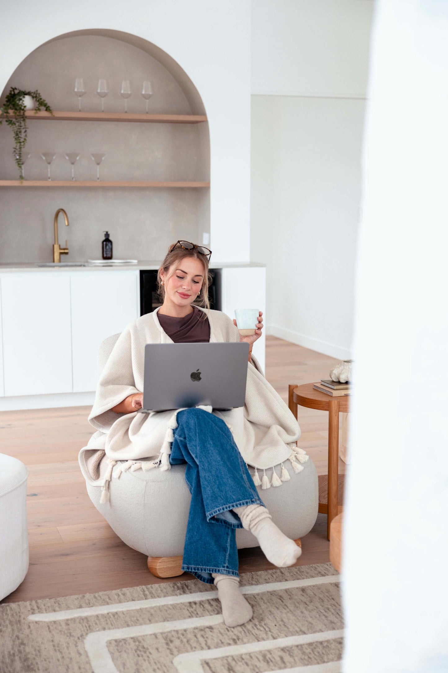 Cozy beige Warmür blanket featuring a hidden zipper, lapels, and clean professional details.